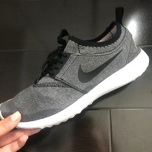 NIKE TENNIS SHOES